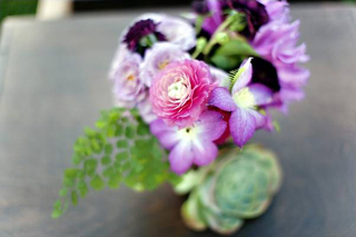purple centrepiece 8 Wedding Planning Advice   Finding A Florist